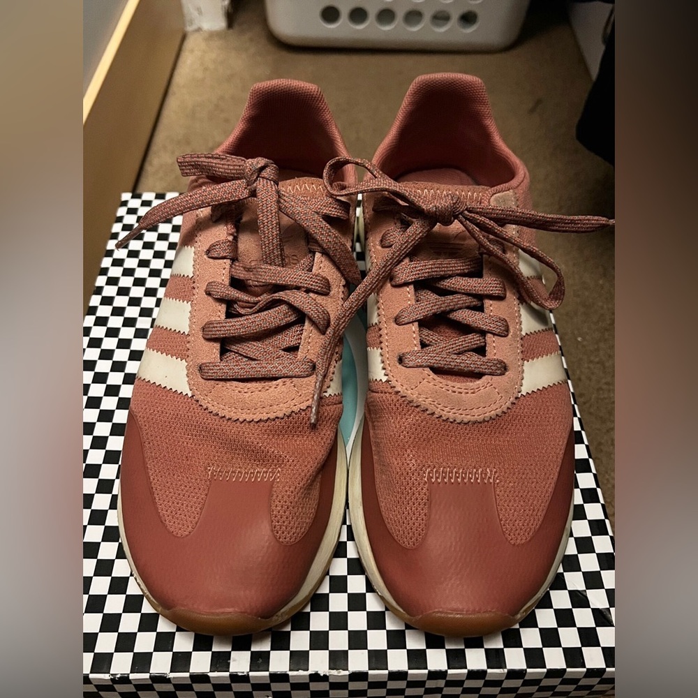 7.5 Adidas BY9301 pink running shoes